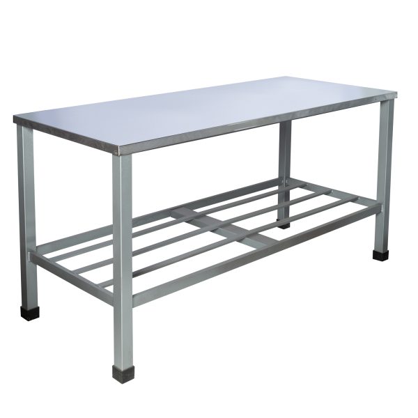 Mesa reforçada com tampão inox e pés com tubo em ferro quadrado com estrado